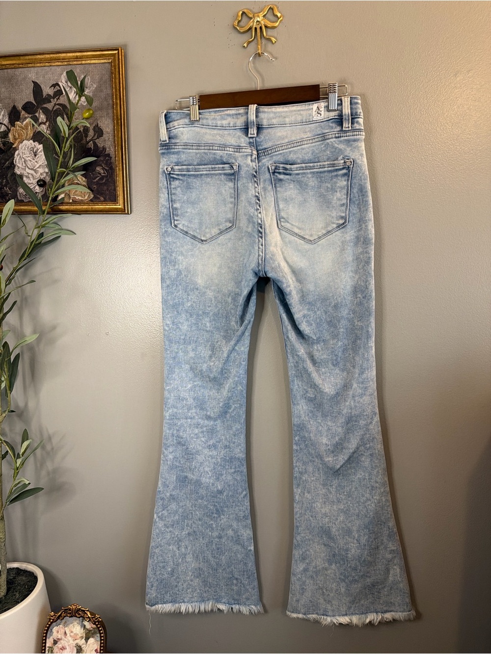 Altar’d State Distressed Flare Jeans Size 7 Acid Wash Raw Hem Stretch Denim - Picture 4 of 7